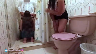 ഹോസ്പിറ്റൽ ബാത്ത്‌റൂമിൽ വെച്ച് ഡോക്ടറെ കബളിപ്പിക്കുന്ന രോഗിയെ നഴ്‌സ് കണ്ടെത്തുന്നു